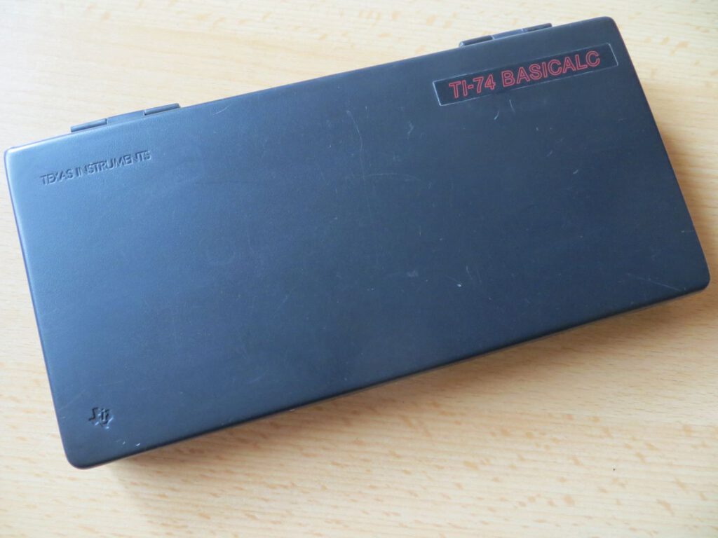 TI-74 Basicalc mit Hülle geschlossen