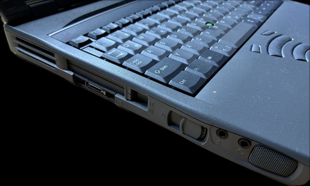 Toshiba Tecra 8100 - linke Seite