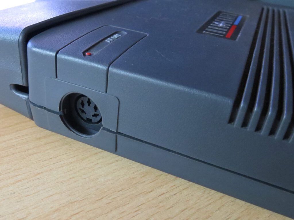 TurboGrafx 16 - Anschluss seitlich