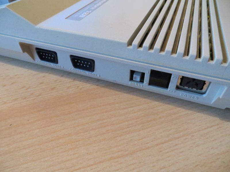 Commodore 128 - Anschlüsse linke Seite