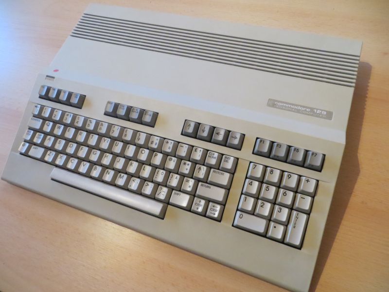 Commodore 128 - seitlich