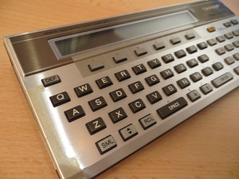 Sharp PC-1500 - linke Seite